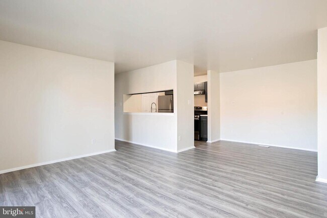 Building Photo - 405 Harrier Row
