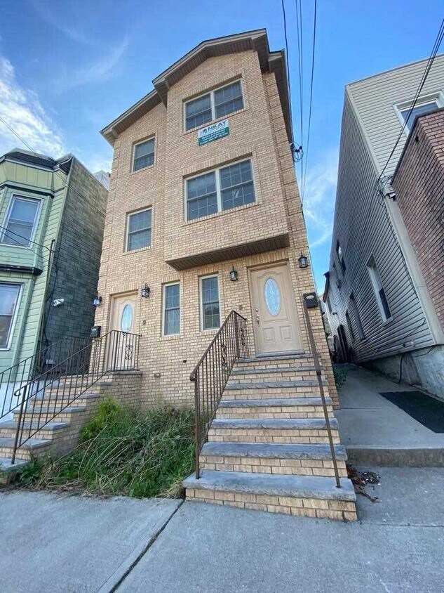 Primary Photo - 241 Sherman Ave