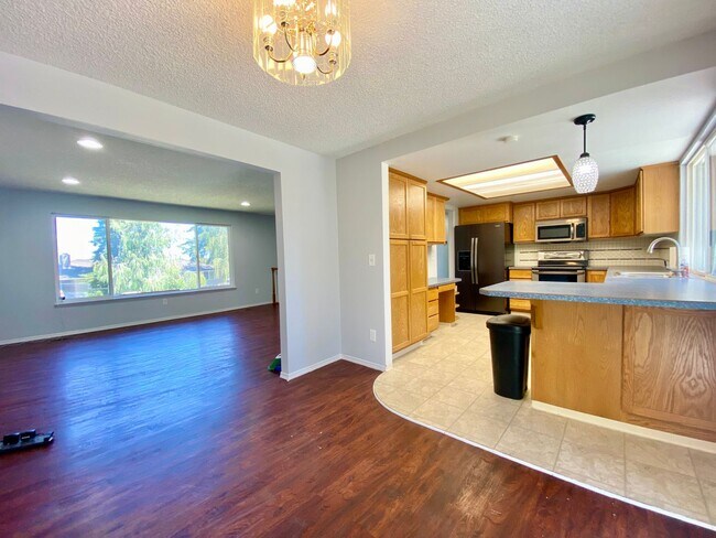 Building Photo - Beautiful Home in Desirable Neighborhood