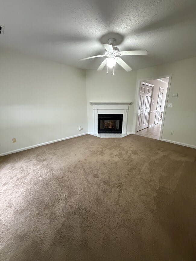 Foto del edificio - 3811 Sterling Pointe Dr