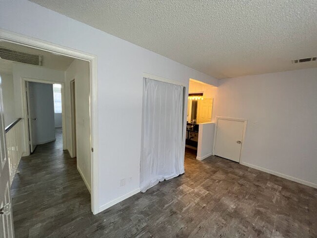 Building Photo - Custom 3 bedroom home with master bedroom ...