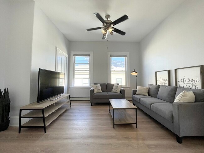 Building Photo - 253 Elm St