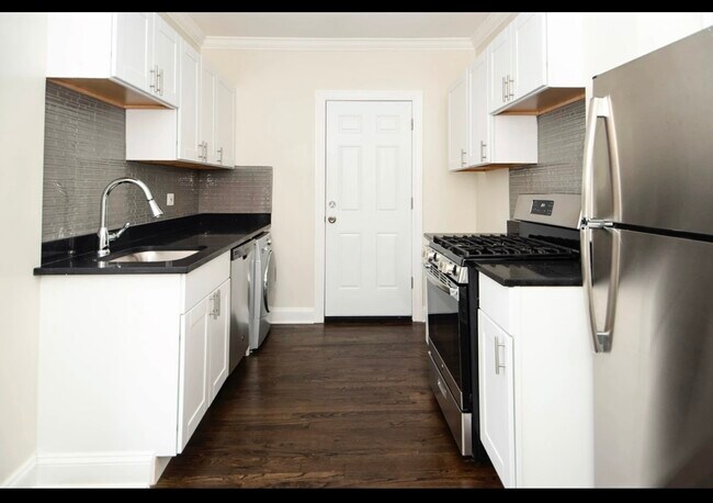 Foto del edificio - 3821 N Greenview Ave