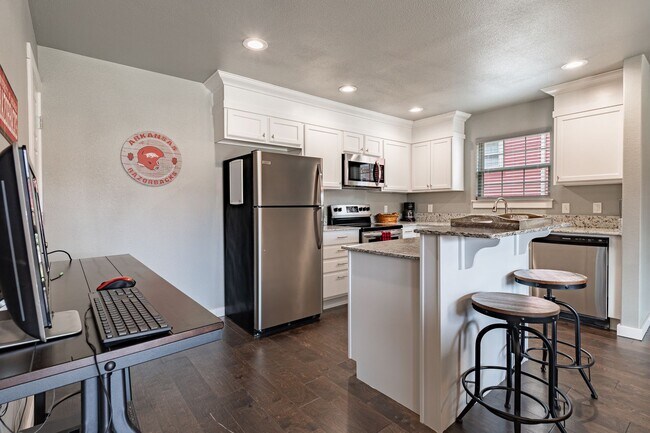 Foto del edificio - FIRST MONTH FREE!! Fully Furnished Condo!!  3 bedroom 2.5 bath minutes from the U of A!!!!