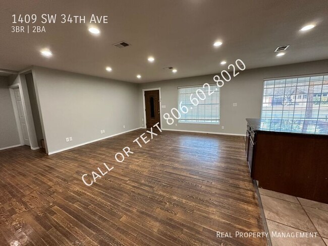 Building Photo - Spacious 3 bed 2 bath home with easy acces...