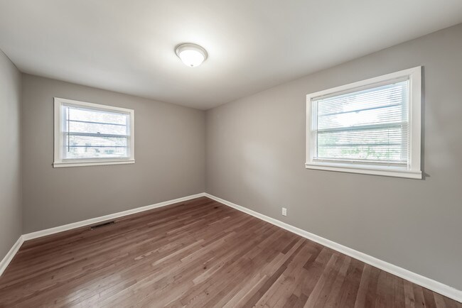 Building Photo - The Silver Lake Gem