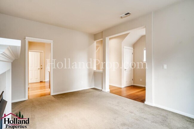 Building Photo - Beautiful 2 Bedroom 2.5 Bathroom Townhouse in Hillsboro!