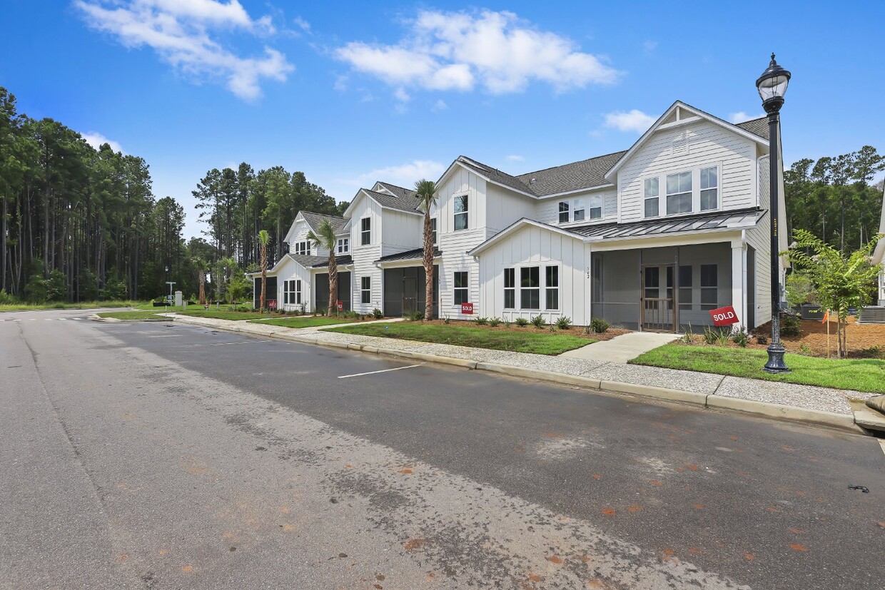 Foto principal - Spacious townhome with a wooded view!