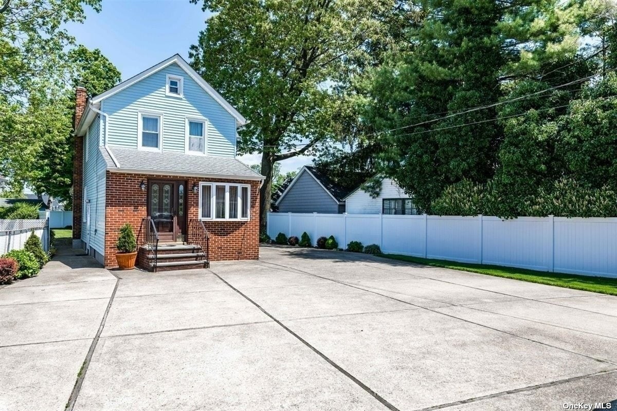 Primary Photo - 40 Earle Ave
