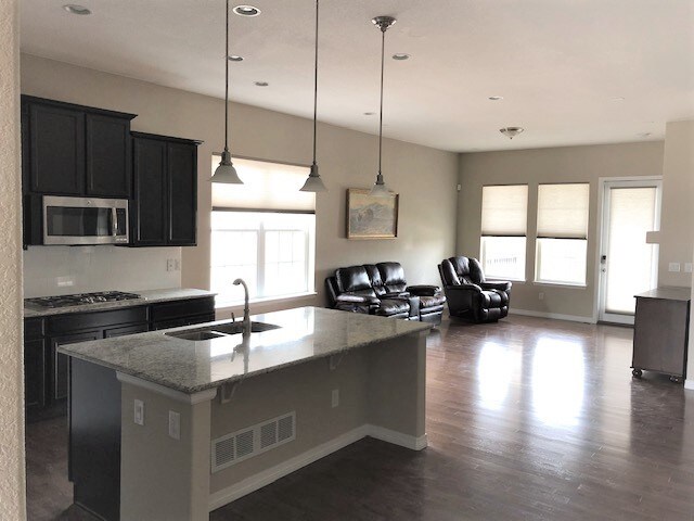 Building Photo - 2067 Vineyard Dr