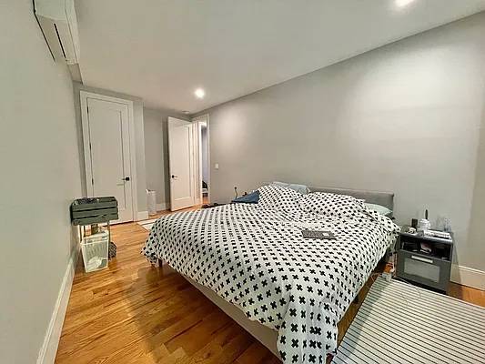 Building Photo - 252 Sullivan Pl