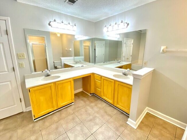 Building Photo - 8268 Scarlet Oaks Cove