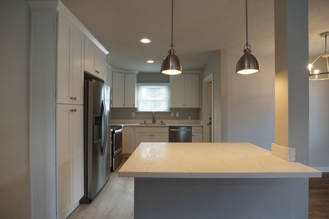 Building Photo - Beautiful Remodeled Home Near American Lake