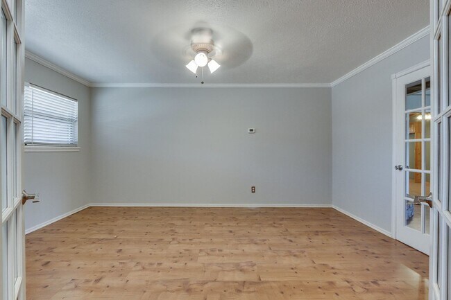 Building Photo - Three bed house in Coronado Heights