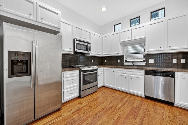 Foto del edificio - 2710 Hullsmith Dr