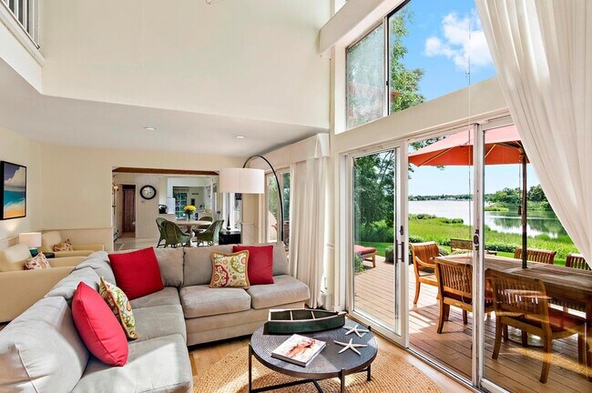 Foto del edificio - 42 Towd Point Rd