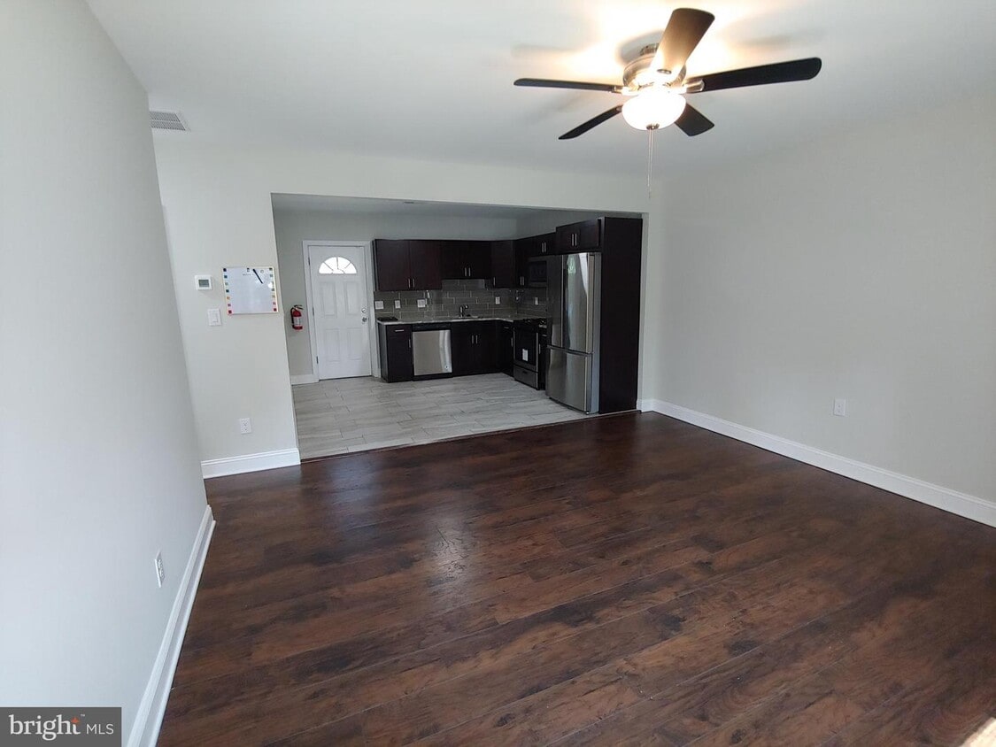 Primary Photo - 118-128 Jessup St