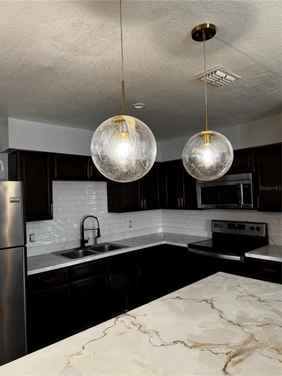 Foto del edificio - 409 Fern Rd