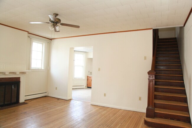 Building Photo - Large 3 Bedroom + Bonus Room with Laundry ...