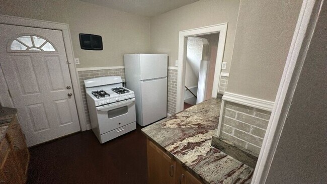 Building Photo - 518 Sheldon Ave