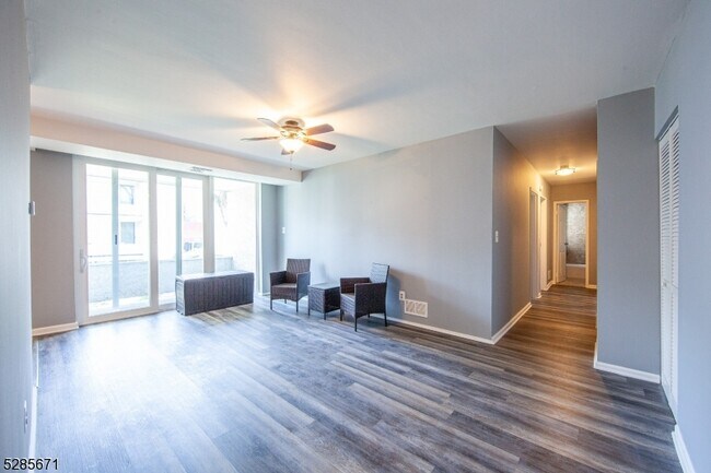 Foto del edificio - 452 River Rd
