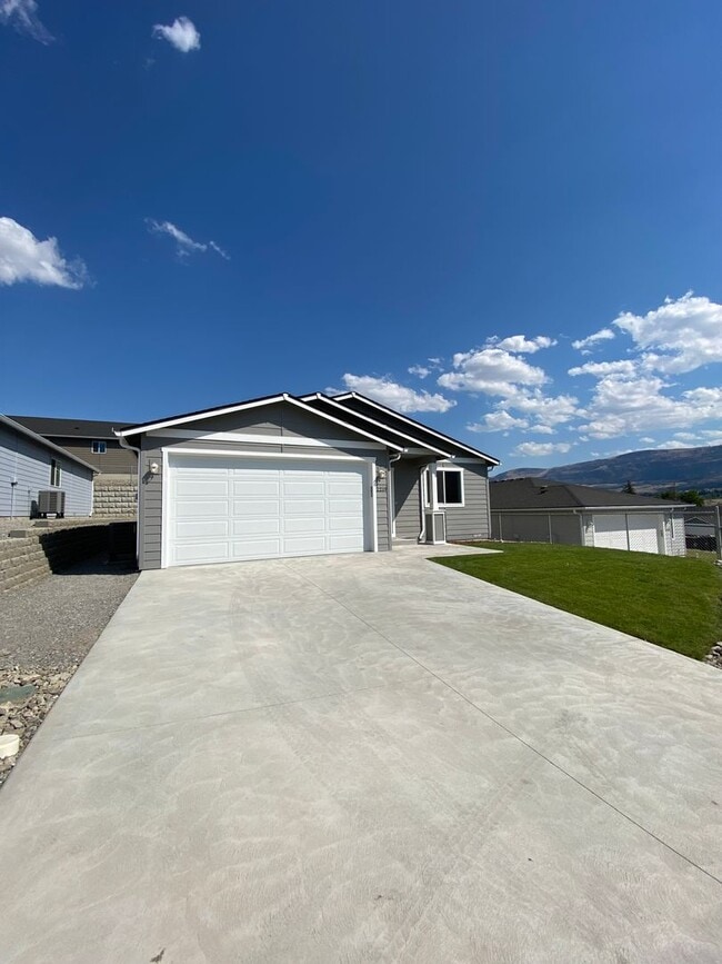 Building Photo - ** MOVE-IN SPECIAL** Charming 3-Bed, 2-Bath Home w/ Fenced Yard & W/D!