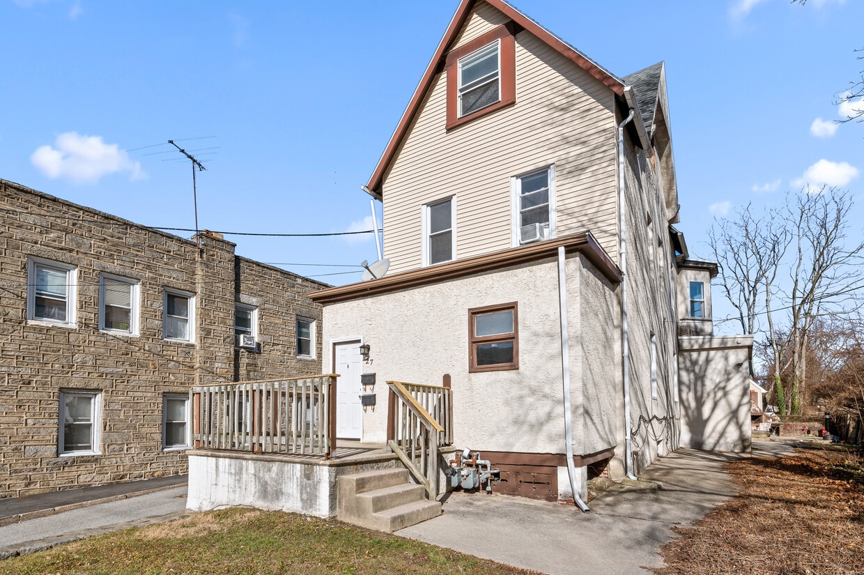 27 E Glenolden Ave, Glenolden, PA 19036 House for Rent in Glenolden, PA