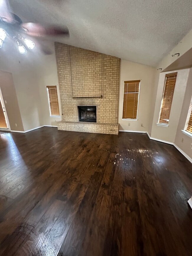Building Photo - Very nice 3 bedroom 2 bath
