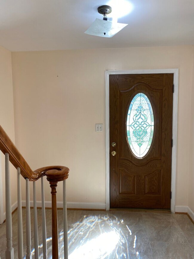 Building Photo - Spacious 4 Bedroom/3.5 Bathroom Single-Fam...