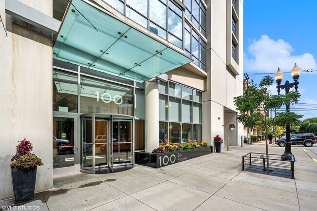 Foto del edificio - 100 E 14th St