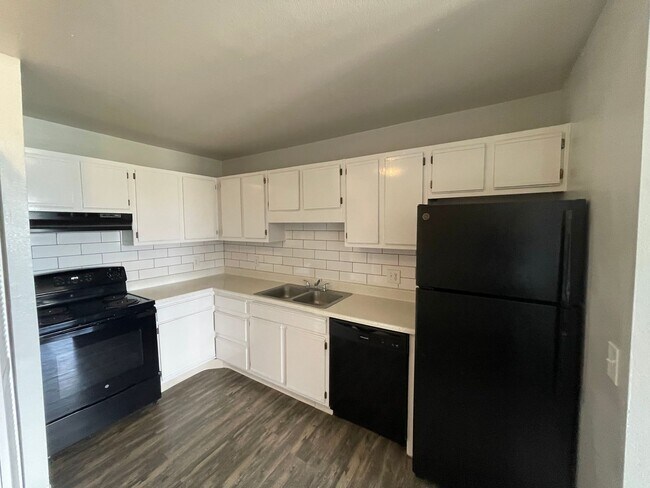 Foto del edificio - Amazing 2nd Floor Apartment!! A/C!! Pet Fr...
