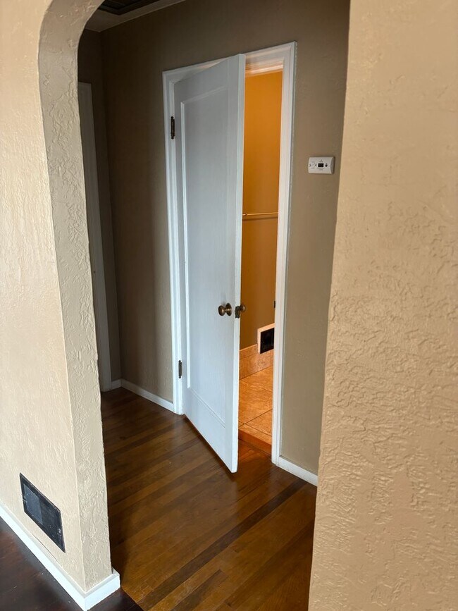 Building Photo - Charming 2-Bedroom located in Eastgate