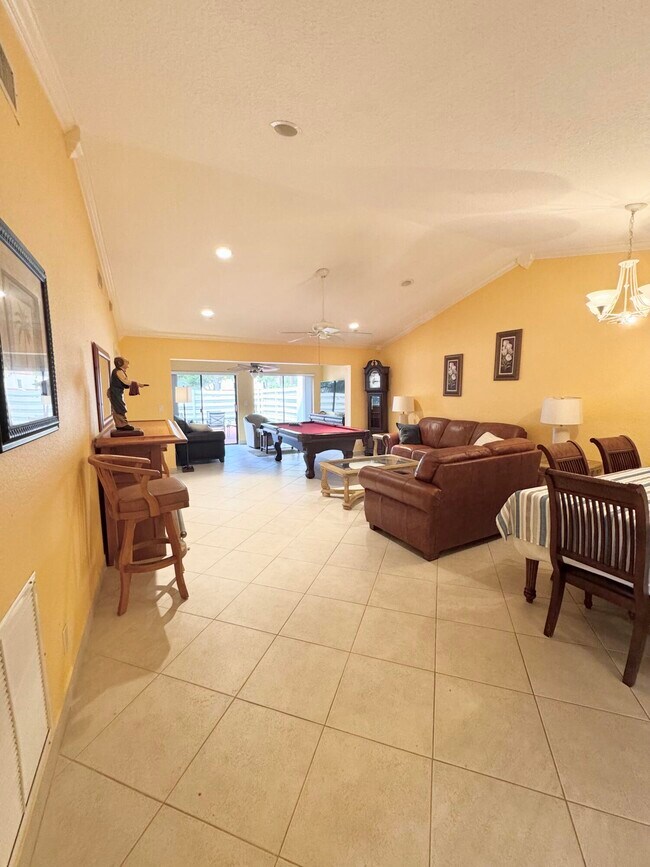 Foto del edificio - 21638 Coronado Ave