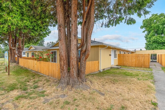 Building Photo - TWO BEDROOM ONE BATH APARTMENT IN LONGVIEW