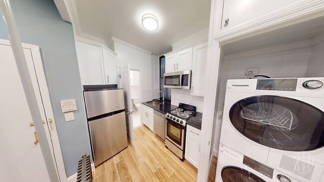 Building Photo - 221 E 83rd St