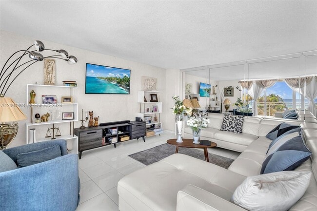 Building Photo - 2030 S Ocean Dr