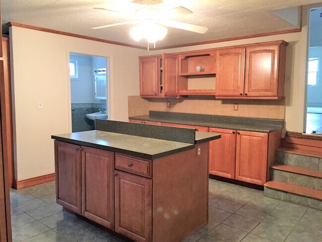 Foto del edificio - Mt. Washington house, 3 bedroom 2 1/2 bath house with great kitchen, yard, laundry May 1st