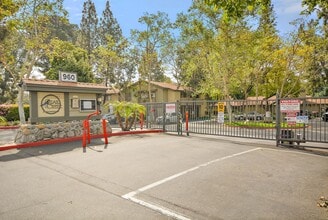 Building Photo - 960 E Bonita Ave