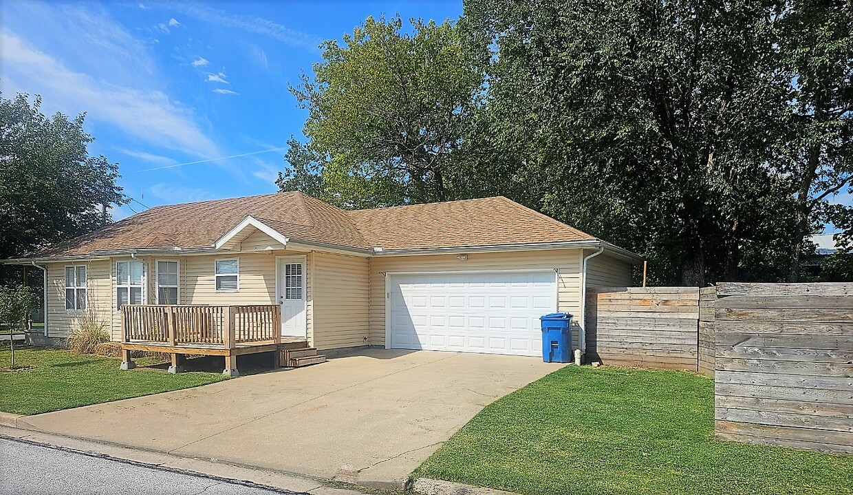 Side Entry/Garage - 2231 S Willard Ave