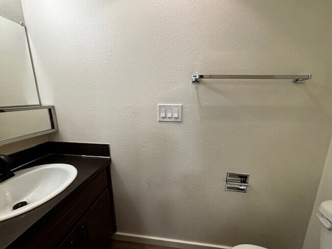 Foto del edificio - HALF OFF 1 MONTH'S RENT IF YOU MOVE IN BY ...