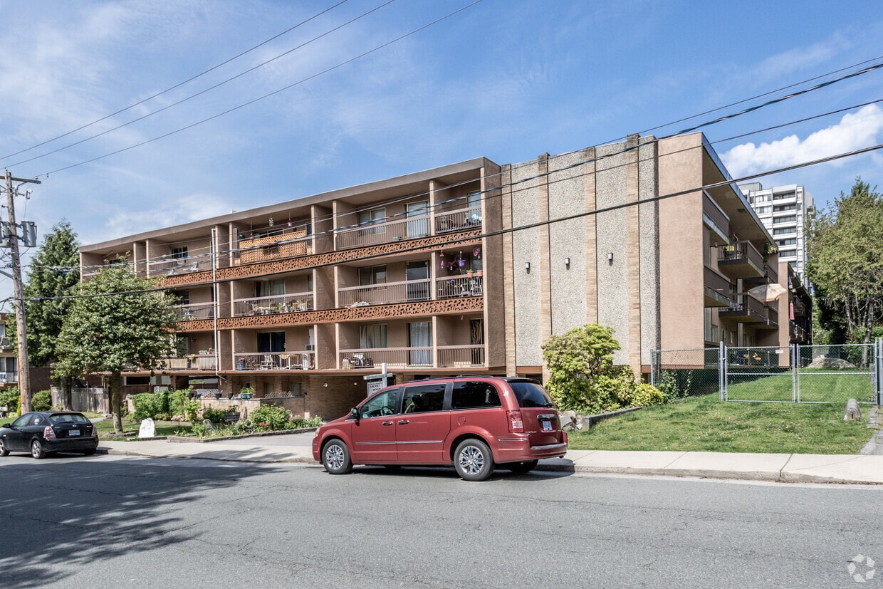 Primary Photo - Evergreen Apartments