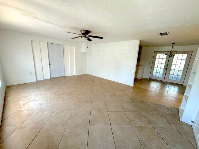 Building Photo - Spacious 2-Bed/2-Bath + Bonus Room Home for Rent in Bradenton, FL!