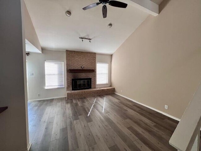 Building Photo - Northwest Condo / 2 bedrooms / 2 car garage / Backs beautiful Greenbelt