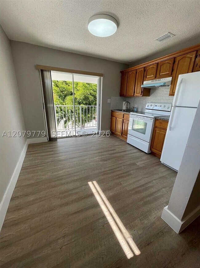 Building Photo - 827 SW 11th Ave