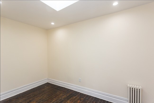 Foto del edificio - 733 Meeker Ave