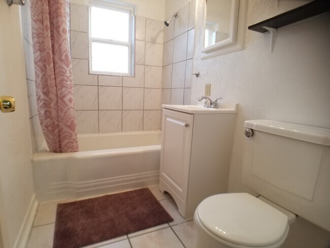 baño - 410 Mesa St SE
