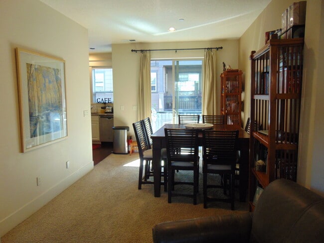 Building Photo - Quiet home close to shopping and Max