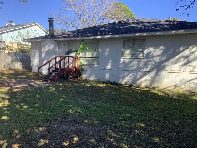 Foto del edificio - 109 Lake Forest Blvd