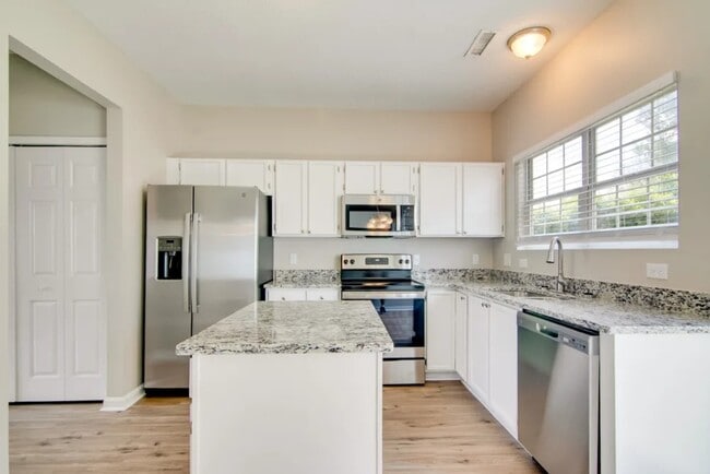 Building Photo - 3003 Riverbrooke Dr