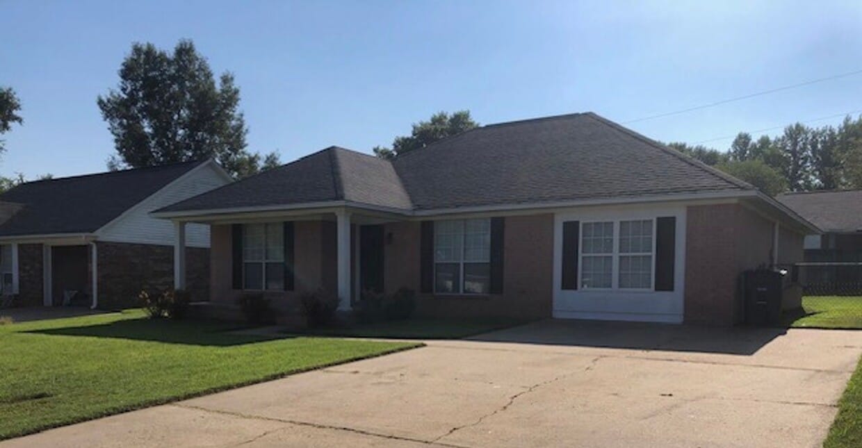 Primary Photo - Beautiful Home on Autumn Cove close to Har...